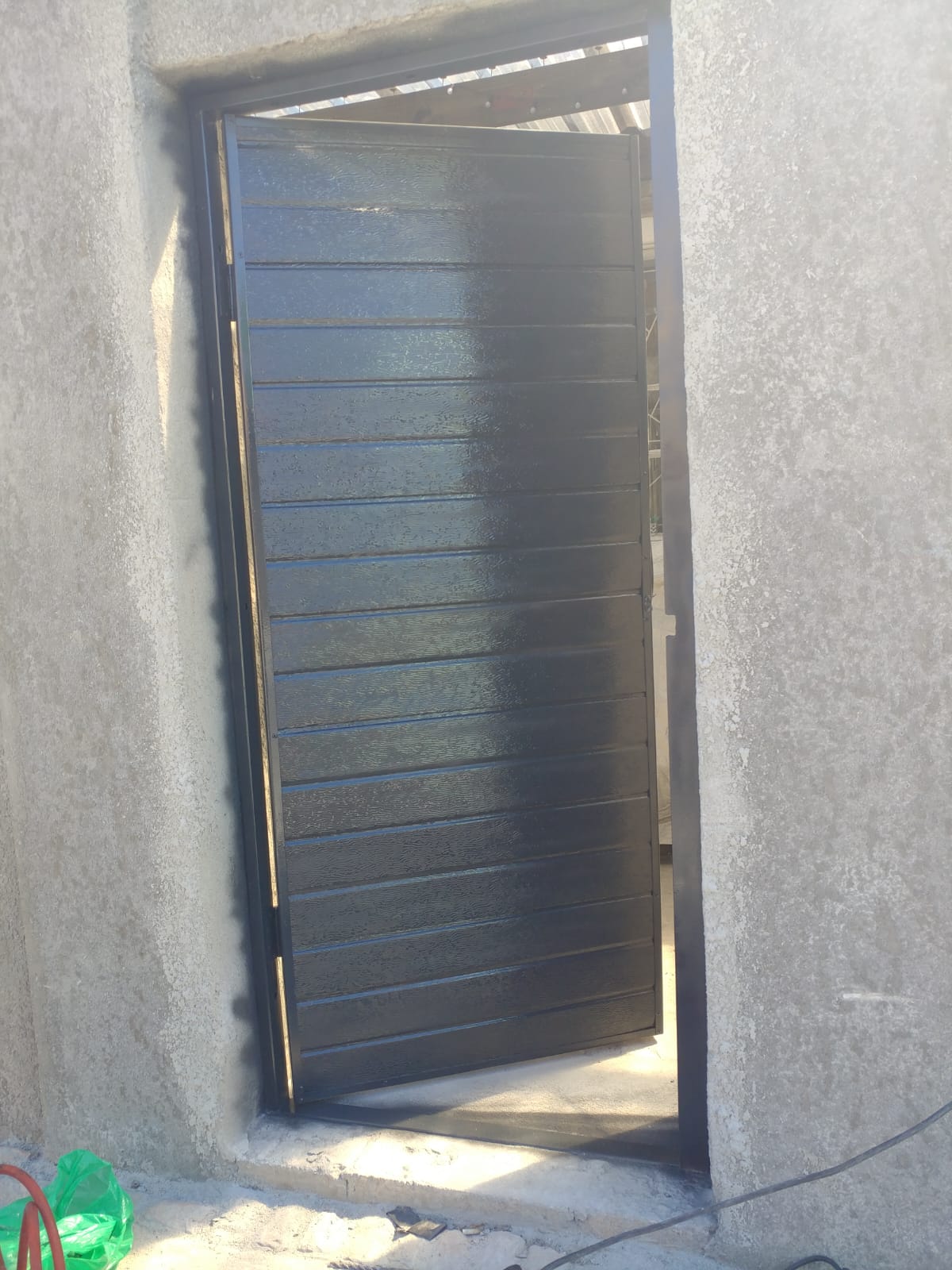 Sliding gate installation